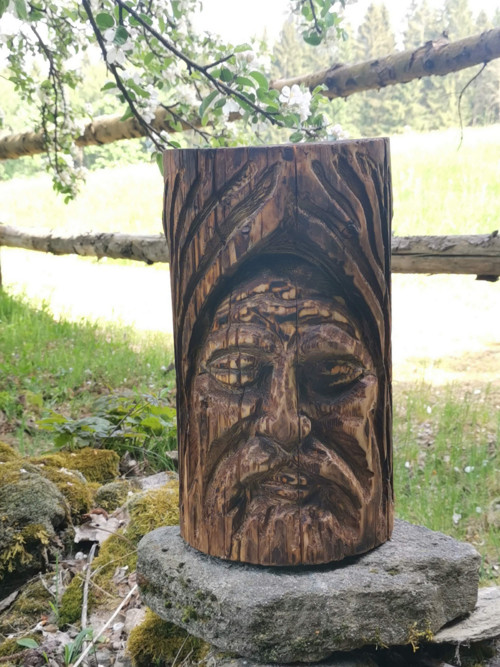 Stojan na květiny s tváří