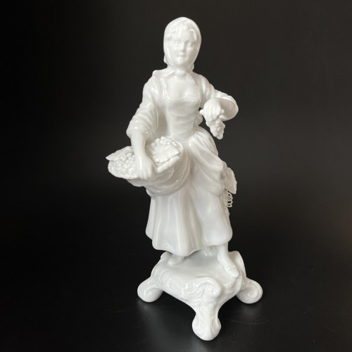 Royal Dux Porcelánová soška Vinařka 20 cm