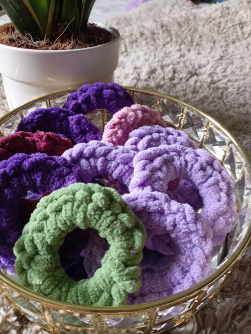 Ručně pletená gumička „Scrunchie“ – Alize Puffy