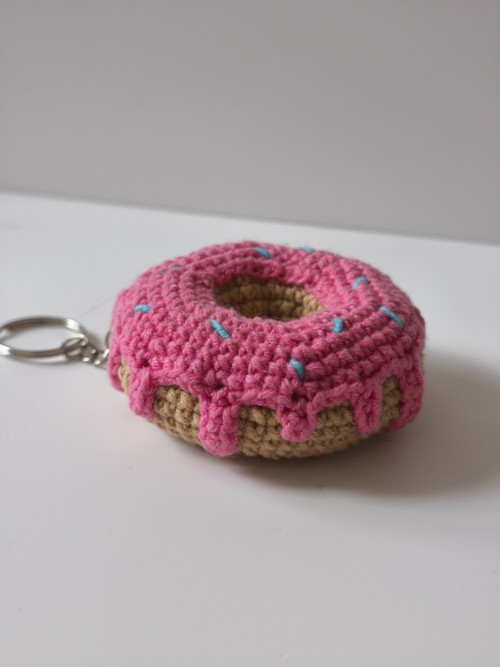 Háčkovaný donut – sladká klíčenka a přívěsek