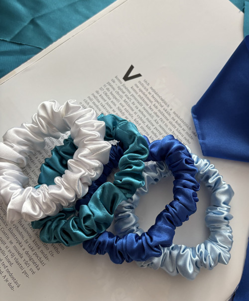 Mořská elegance – luxusní saténové scrunchies