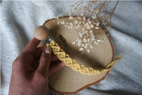 Macramé klip na dudlík Honey — foto 1