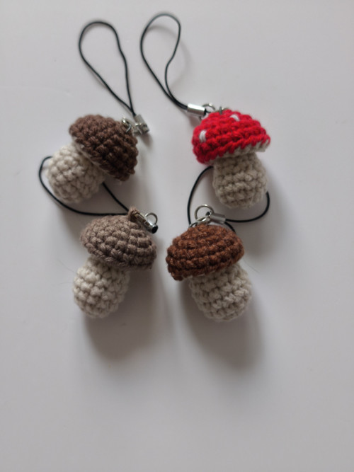 Háčkovaný mini hříbek – klíčenka (různé barvy )