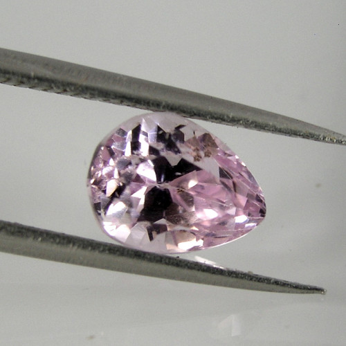 Broušená kapka Kunzitu, 3,15 ct., 11,7x9,4x7,8 mm