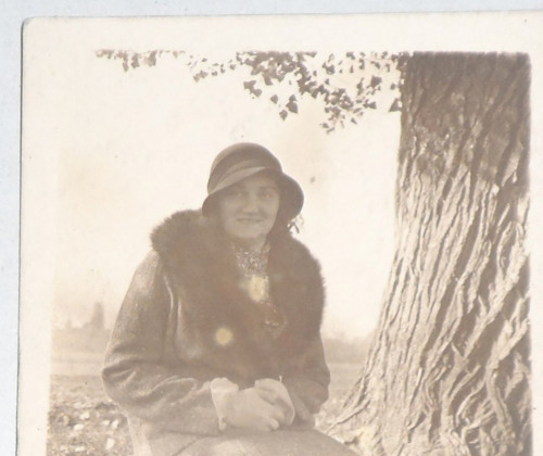 ČB FOTOGRAFIE, dáma na lavičce