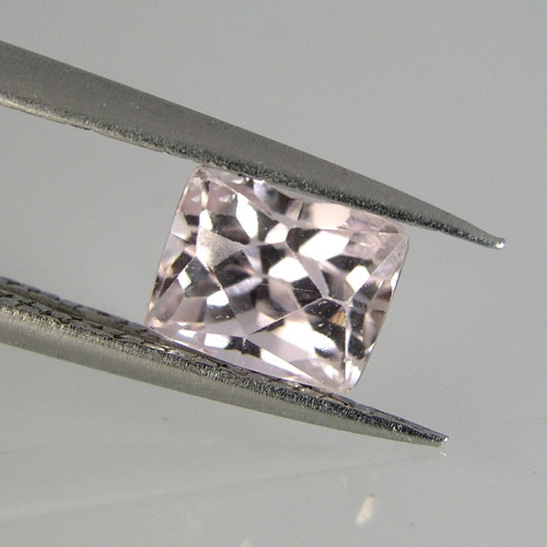 Broušený přírodní Kunzit, 2,12 ct., 6,7x5,5x6,4 mm