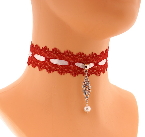 Červený krajkový choker s bílou stuhou