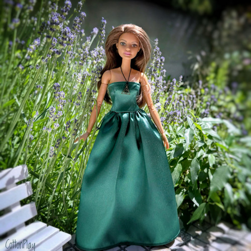 Saténové šaty s doplňky pro Barbie Made to move