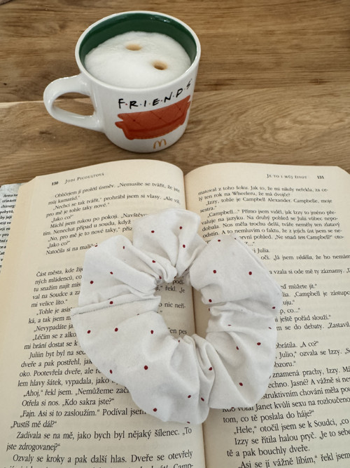 Upcycle scrunchie gumička JARMILKA, bílá s puntíky