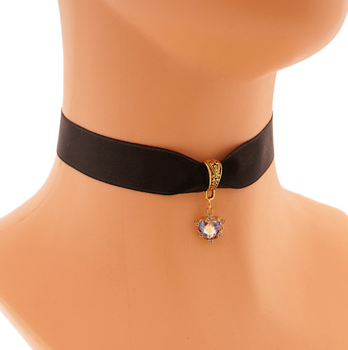 Luxusní černý choker se zlatým přívěskem