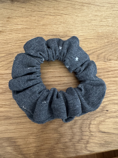 Upcycle scrunchie gumička HVĚZDIČKA
