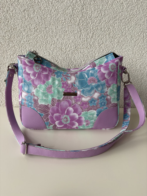 Romantická crossbody kabelka v pastelových barvách