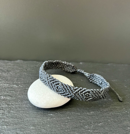 Pánský antracitový macramé náramek