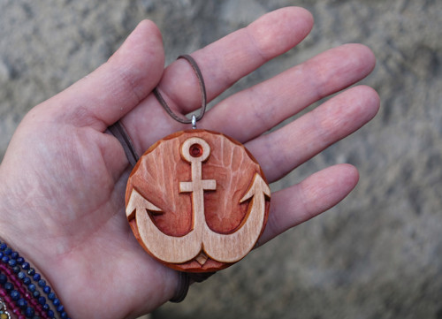 Kotvička - přívěsek (5,4cm) (reliéf)