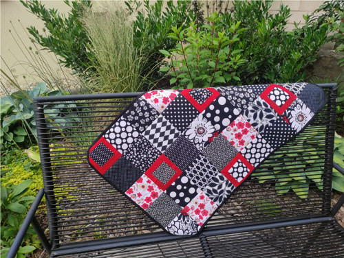 Černý červený ubrus patchwork Zahradní slavnost