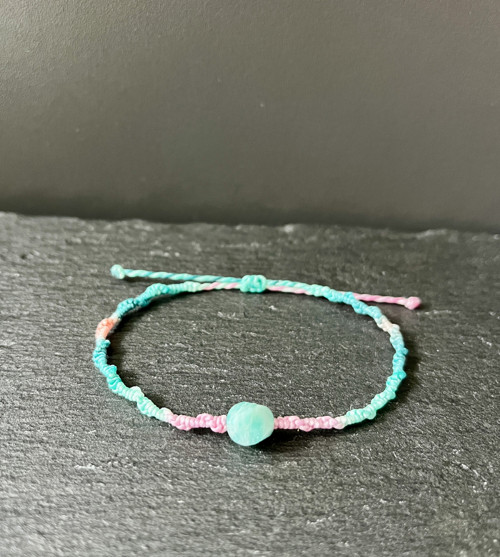 Tenký vícebarevný macramé náramek s amazonitem