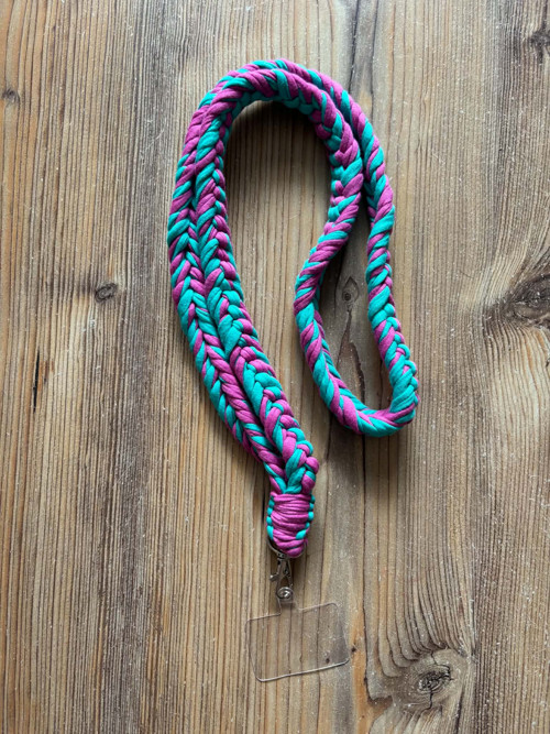 Háčkovaný popruh na telefon