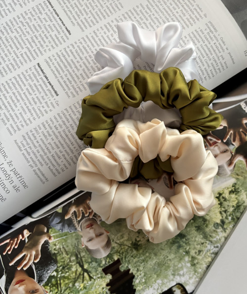 Hedvábné scrunchie – Olive Latte Collection