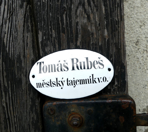Tomáš Rubeš, městský tajemník, smaltovaná cedulka