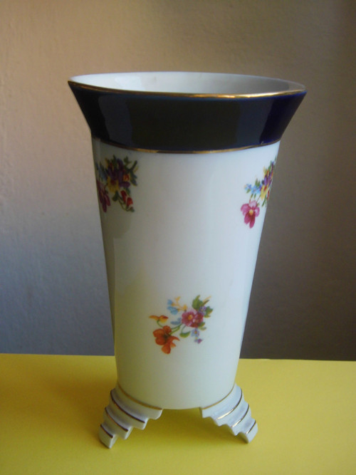 Vázička na trojnožce (porcelán, výška 19 cm)
