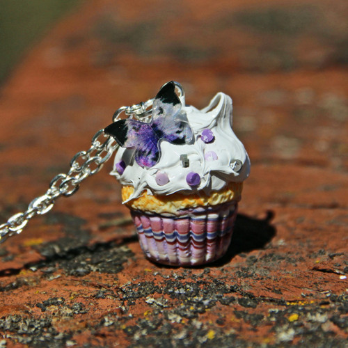 Fialkový cupcake s motýlem
