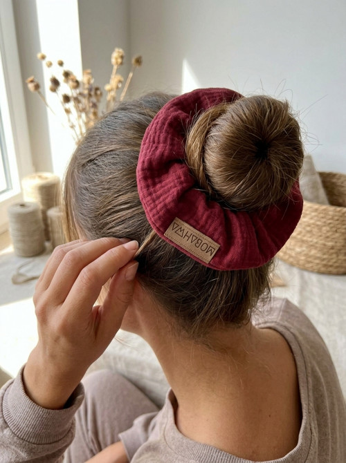 Mušelínová scrunchie gumička - vínová