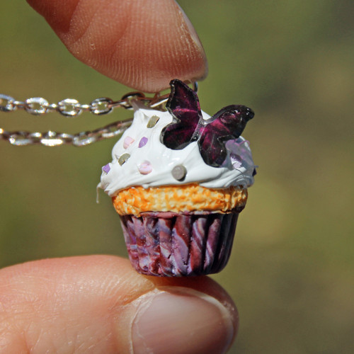 Fialkový cupcake s motýlem IV