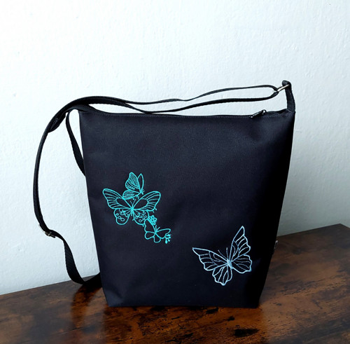Vyšívaná crossbody kabelka z pevné kočárkoviny