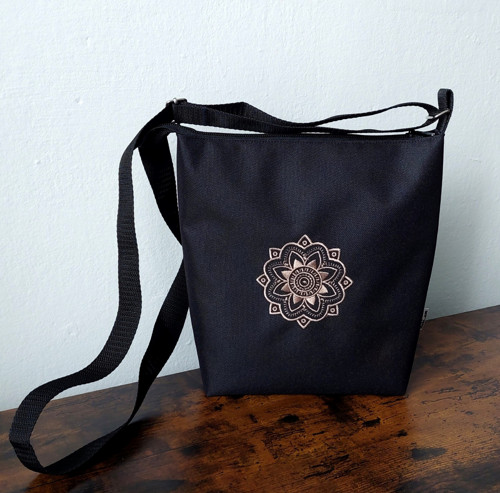 Vyšívaná crossbody kabelka z pevné kočárkoviny