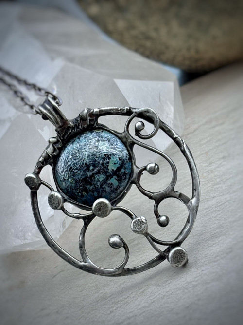 Cínovaný amulet - sklo par Puca