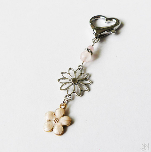 Handmade kľúčenka/prívesok s kvetom a liečivým kam