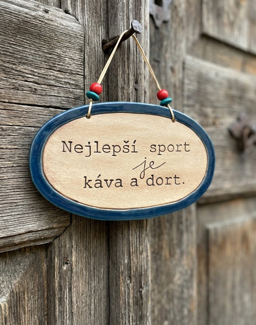 . 110 Keramická cedulka s vtipným textem o kávě