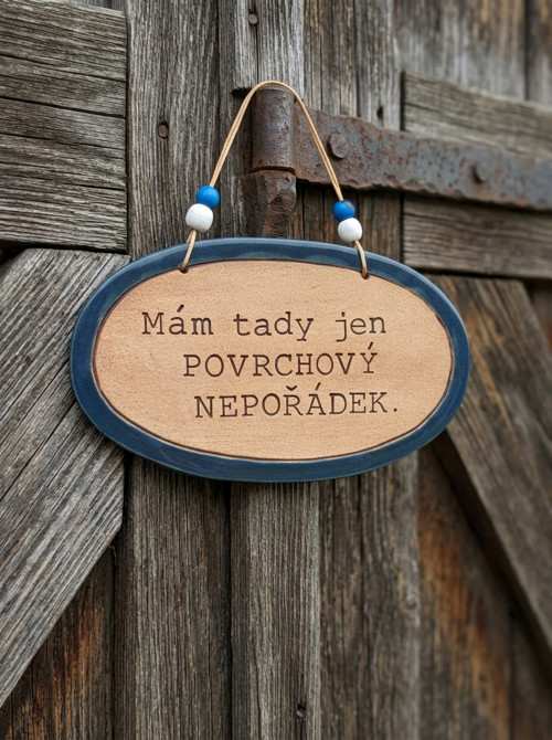 . 319 Keramická cedulka s vtipným textem o pořádku