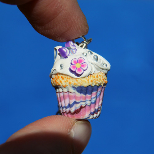 Fialkový cupcake s kytičkou a motýlem