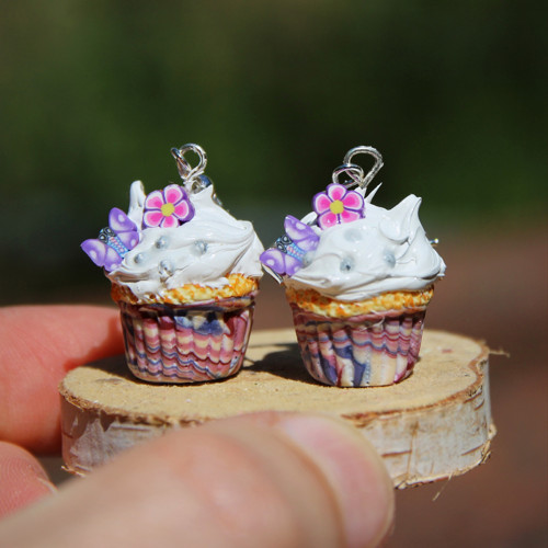 Fialkové cupcakes s kytičkou a motýlky