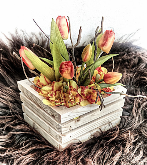 Dřevěná bedýnka s tulipány
