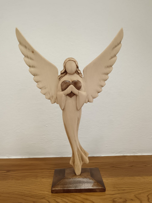 Anděl se srdcem na stojánku