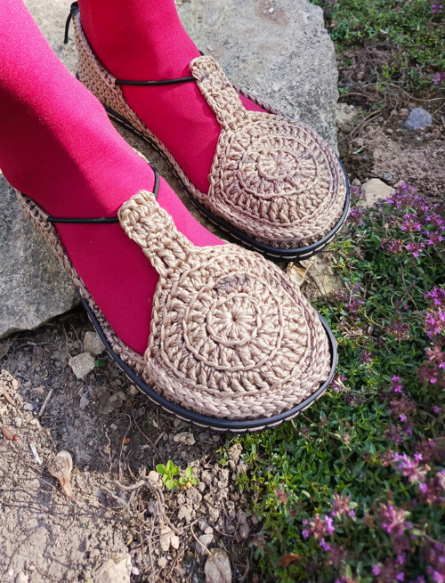Háčkované barefoot sandálky "kávová mandala"