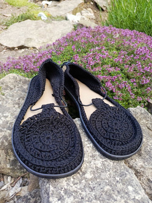 Háčkované barefoot sandálky "černá mandala"