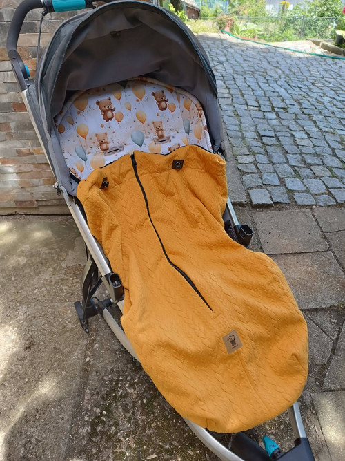Podložka s pripinaci dekou na zipy na Thule TUG