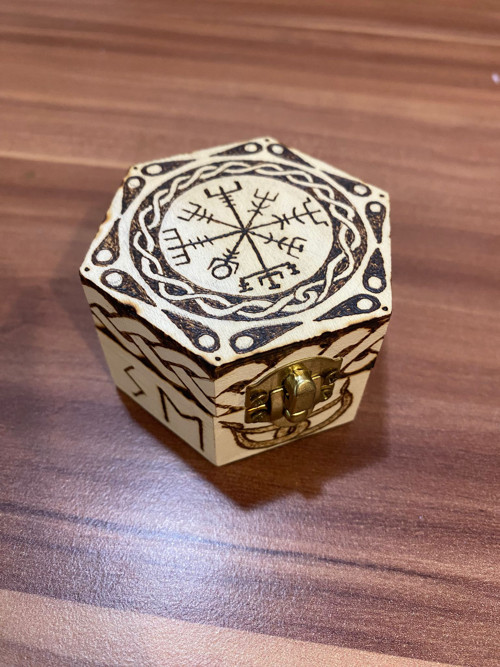 Vypalovaná krabička s vikingskými motivy