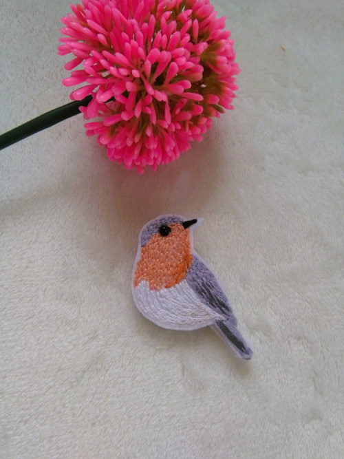 Červenka (ručně vyšívaná brož)