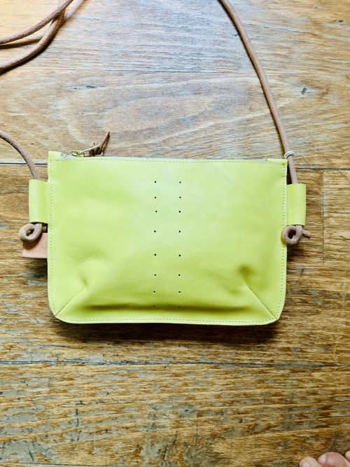 Kožená taštička crossbody pruh žlutá