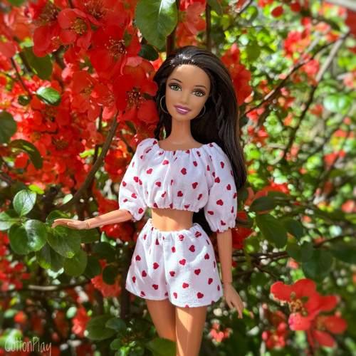 Kraťasy pro Barbie - bílé se srdíčky — foto 1