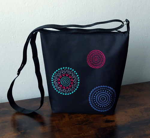 Vyšívaná crossbody kabelka z pevné kočárkoviny