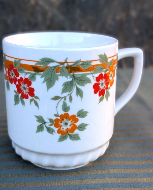 Retro porcelánový hrnek.