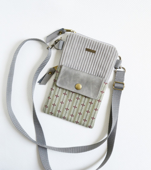 Crossbody taštička na mobil, 2 kapsy - světle šedá