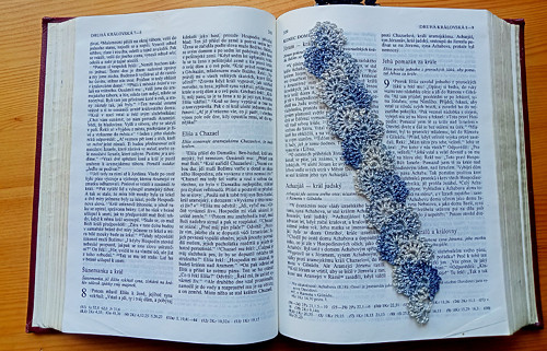 Háčkovaná záložka šedá ombré, ornament