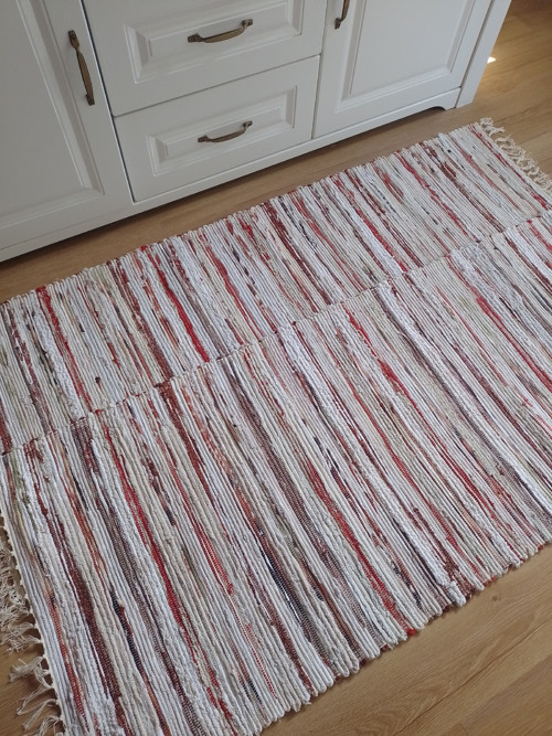 Ručně tkaný koberec z recyklovaného textilu 60x140