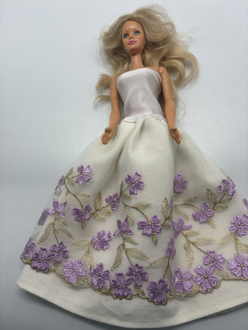 Kouzelné šatičky na Barbie s fialovými kytičkami